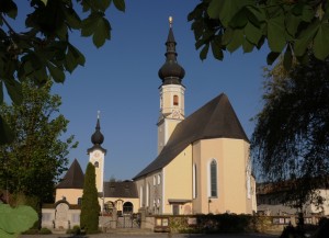 Außenansicht der Pfarrkirche und Annakapelle