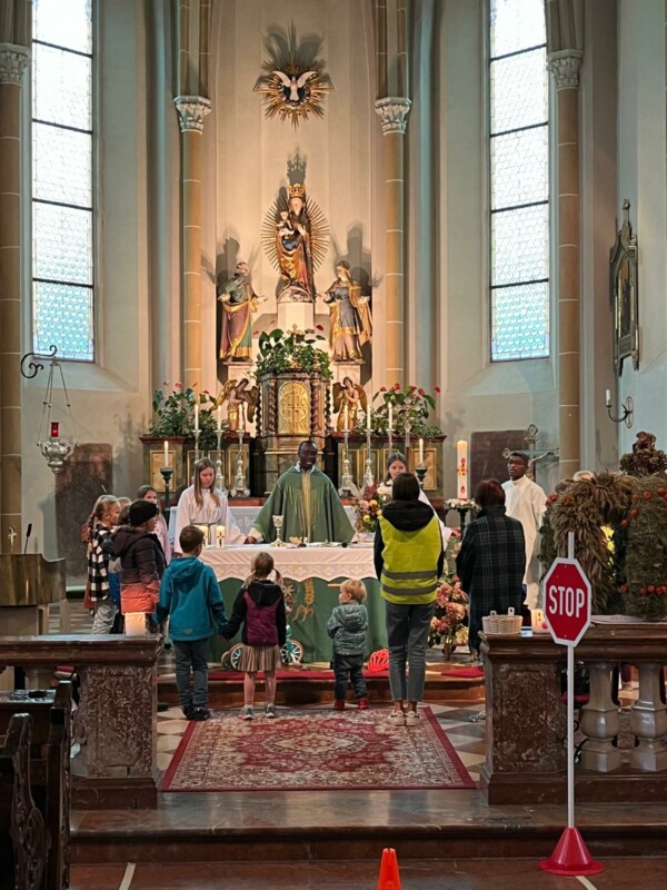 Kinderkirche mit Fahrzeugsegnung
